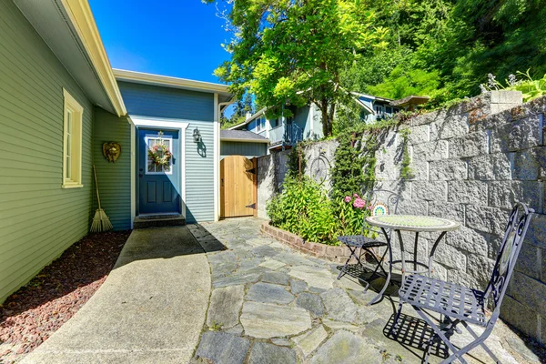 Countryside house entrance with walkway and stone tile floor — Stock Photo, Image