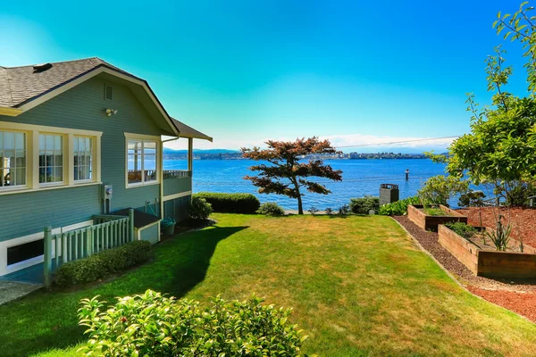 Huis met water vooraanzicht. orchard havenstad, wa — Stockfoto