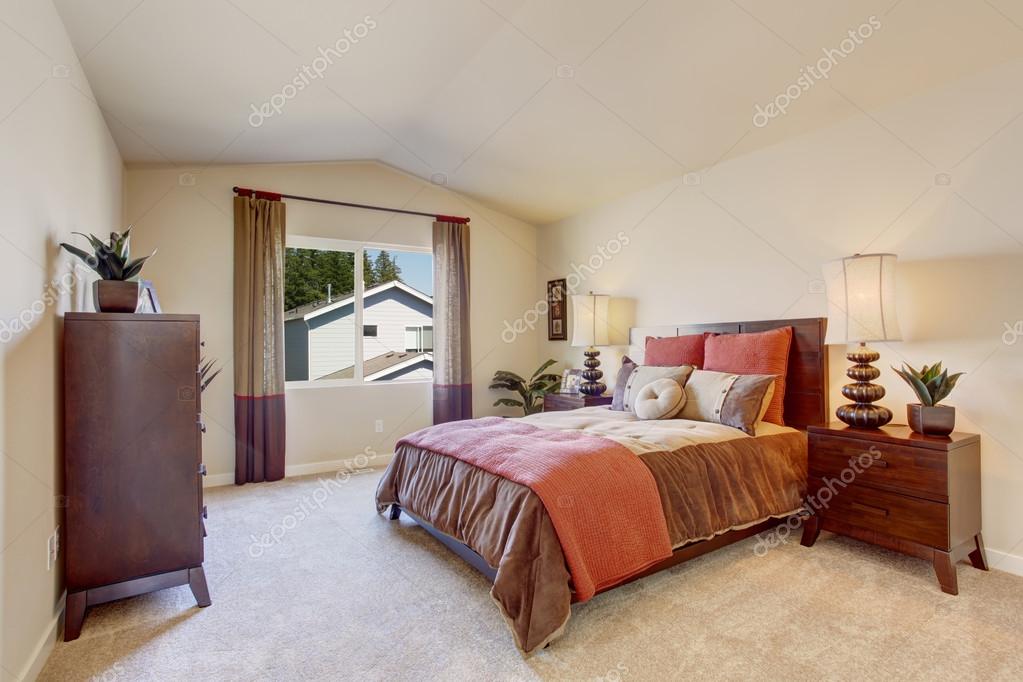 mooie slaapkamer met heldere oranje beddengoed — Stockfoto ... mooie slaapkamer met heldere oranje beddengoed — Stockfoto ...