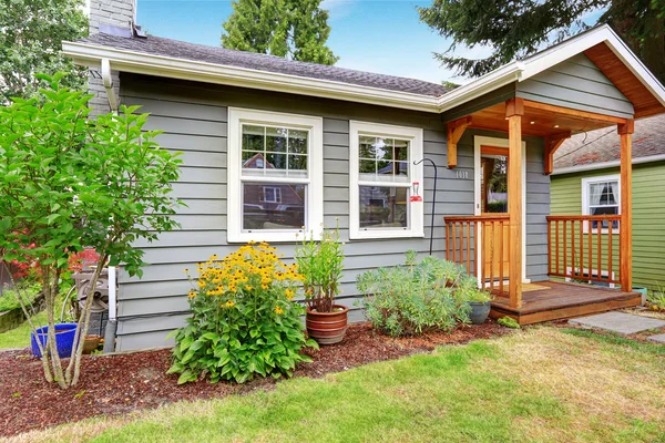 Casa vieja gris con adorno de madera — Foto de Stock