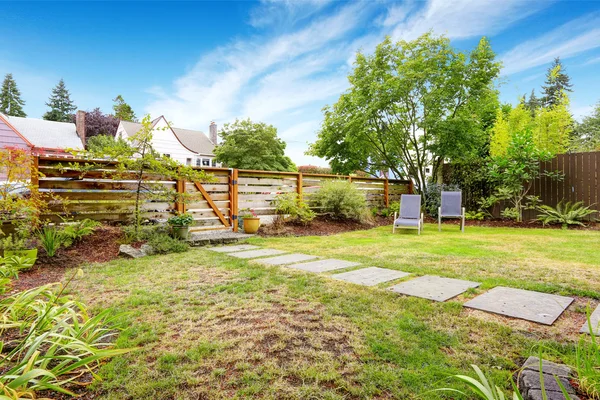 木製のフェンスとゲートの前の庭 — ストック写真
