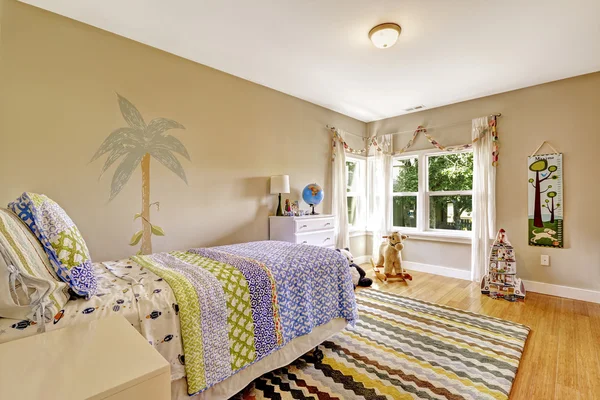 Antigua casa gris con moldura de madera — Foto de stock © iriana88w