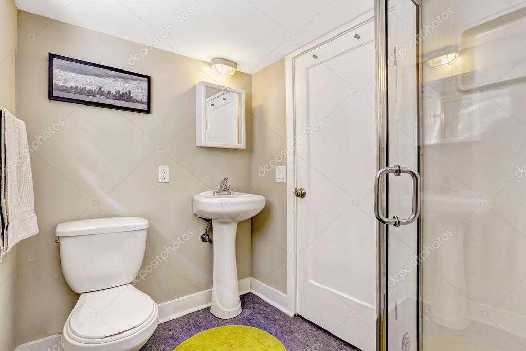 Interior baño simple con púrpura piso y las paredes color beige claro