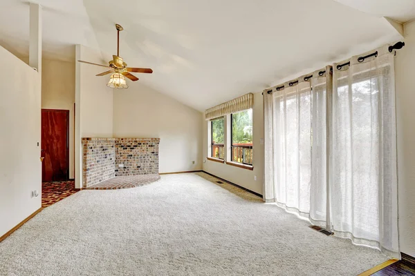 Living room in emtpy house with walkout deck — Stock Photo, Image