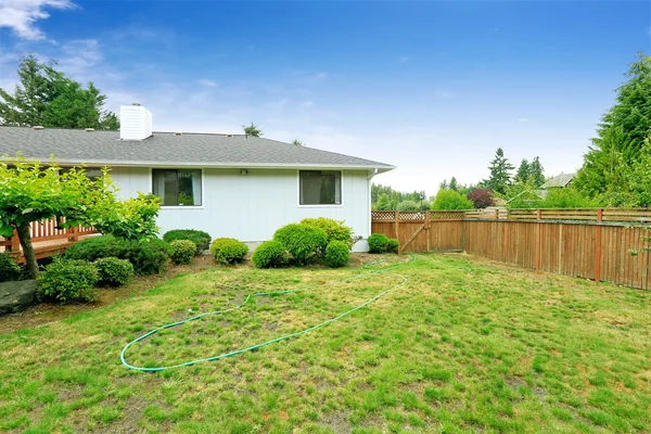 House with fenced backayrd — Stock Photo, Image
