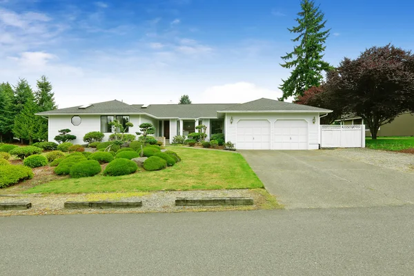 House with beautiful front yard landscape — Stock Photo, Image