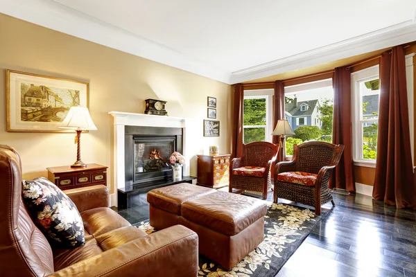 Роскошный интерьер с камином и кожаным диваном — стоковое фото