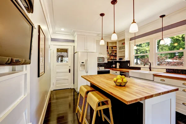 Cozinha branca com balcão de madeira ilha superior — Fotografia de Stock