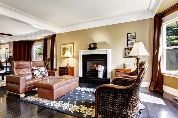 Intérieur de maison de luxe avec cheminée et cuir Canapé — Φωτογραφία Αρχείου