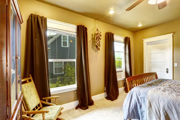 茶色のカーテンと温かみのある色調の寝室 — ストック写真