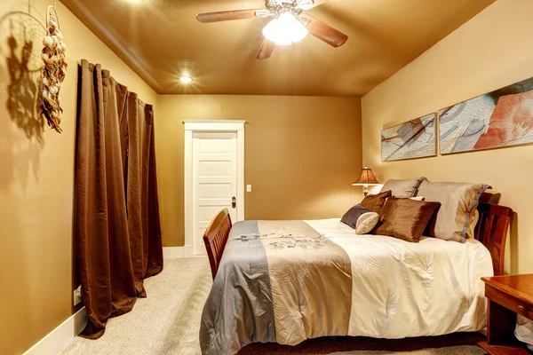 温暖的色调卧室有张漂亮的床 — 图库照片
