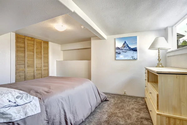 Gezellige slaapkamer met lage plafond — Stockfoto