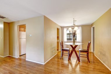 üst cam masa ve sandalyeler yemek alanı