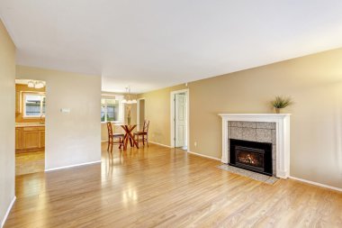 sıcak şömine ve yemek alanı ile boş ev iç