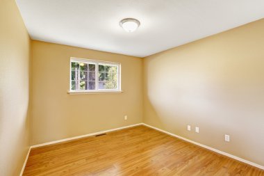 küçük boş oda pencere