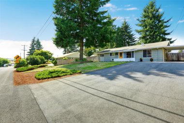 집 외관입니다. 노란색 문과 프랑스 windo 입구 현관