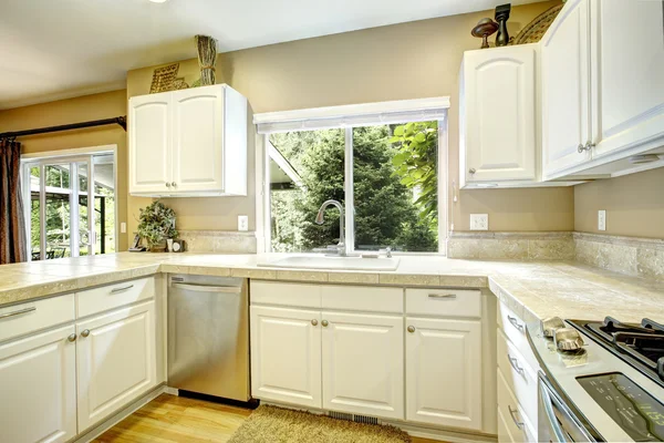 Sala de cozinha branca com janela — Fotografia de Stock