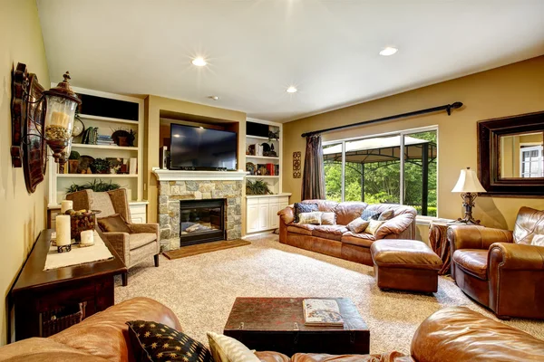 Living room with leather couch and fireplace — Stock Photo, Image