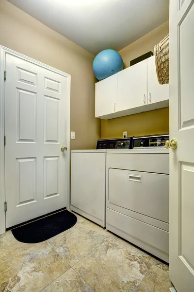 Einfache Inneneinrichtung der Waschküche — Stockfoto