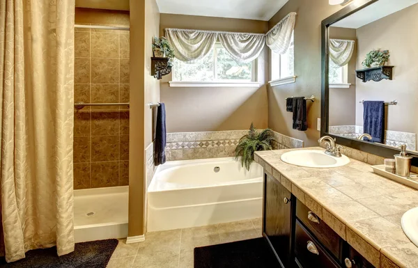 Интерьер ванной комнаты с отделкой плитки — стоковое фото