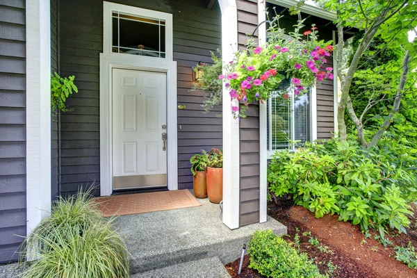 Ingang veranda met witte deur — Stockfoto