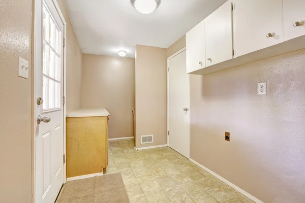 Intérieur de la maison vide. Hall avec sortie sur la cour arrière — Photo