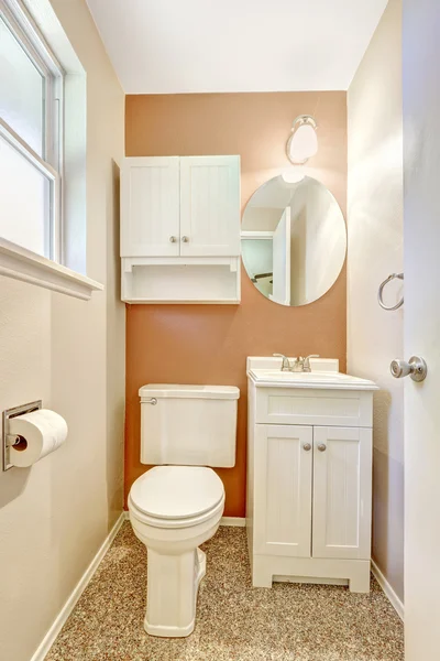 Kamar mandi kecil berwarna putih dan jingga — Stok Foto
