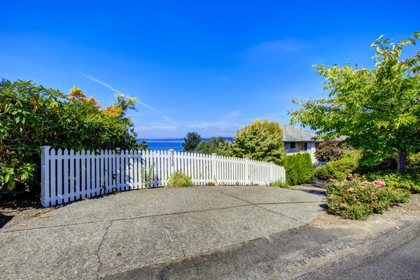 House with uphill driveway — Stock Photo, Image