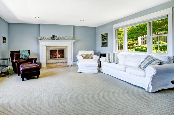 Licht blauw woonkamer met witte slaapbank en open haard — Stockfoto