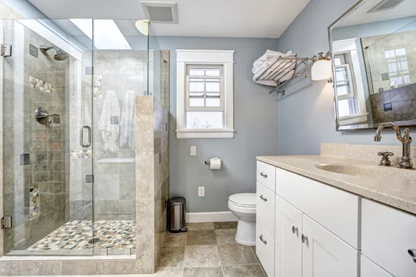 Intérieur de salle de bain moderne avec douche de porte en verre — Photo