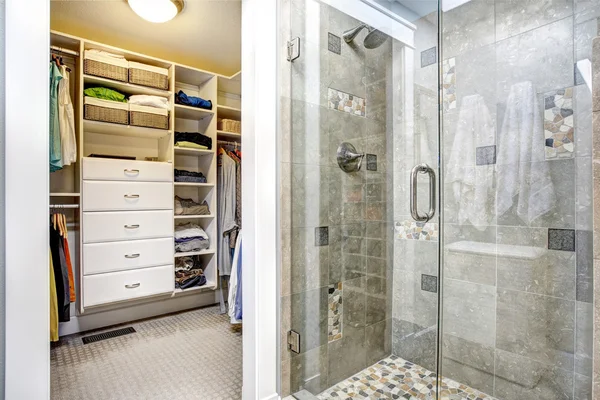 Modern bathroom interior with walk-in closet — Stock Photo, Image