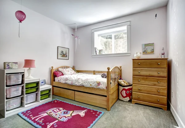 Kinderen kamer interieur met opbergmanden voor speelgoed — Stockfoto