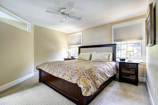 Ivoor slaapkamer interieur met donker bruin meubilair — Stockfoto