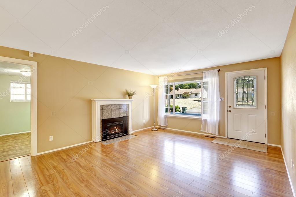 Interior de casa vacía con acogedora chimenea: fotografía de stock