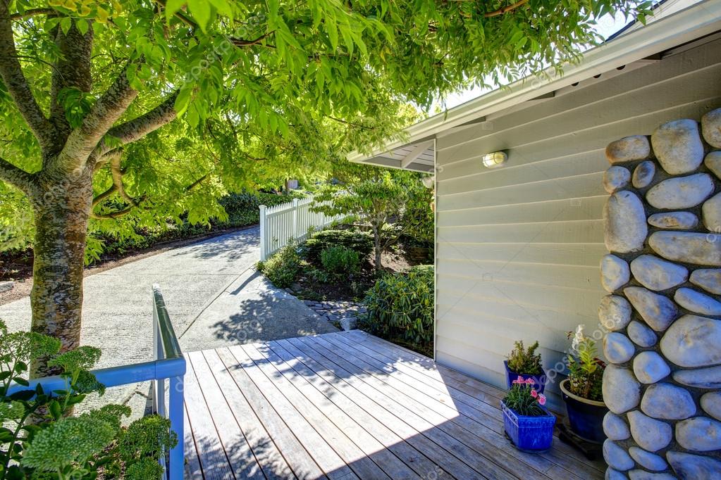 casa con entrada cuesta arriba — Foto de stock © iriana88w #53559423