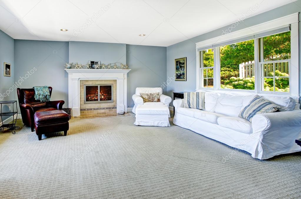 Licht blauw woonkamer met witte slaapbank en open haard ... Banken blauw woonkamer