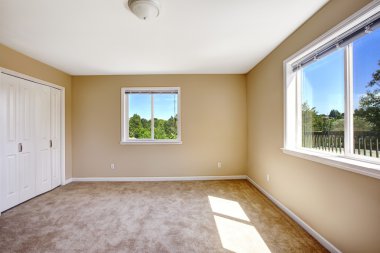 boş bir ev. Halı zemin yumuşak bej renkli Oda