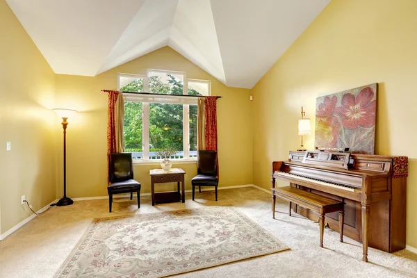 Светлая гостиная с антикварным фортепиано — стоковое фото