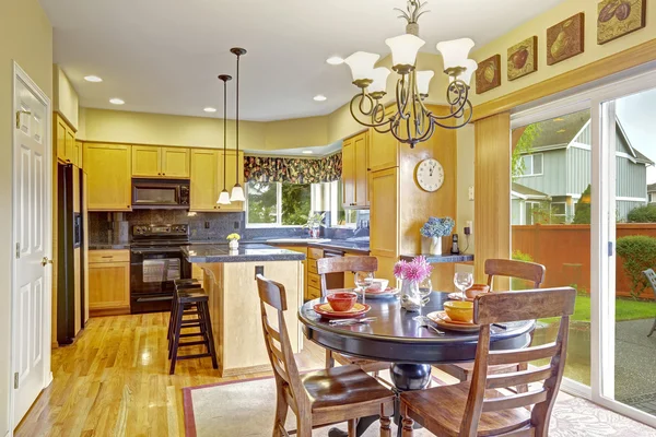 Kitchen with dining area and exit to backyard — Stock Photo, Image