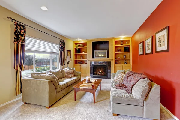 Sala de estar acolhedora com paredes de cor de contraste — Fotografia de Stock