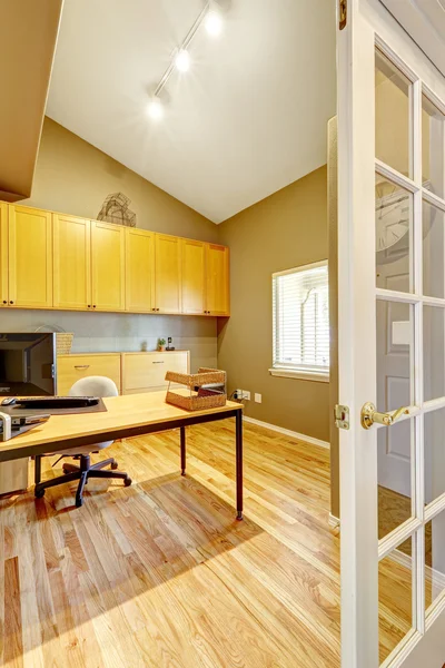 Bureau avec plafond voûté et nouveau plancher de bois franc — Photo