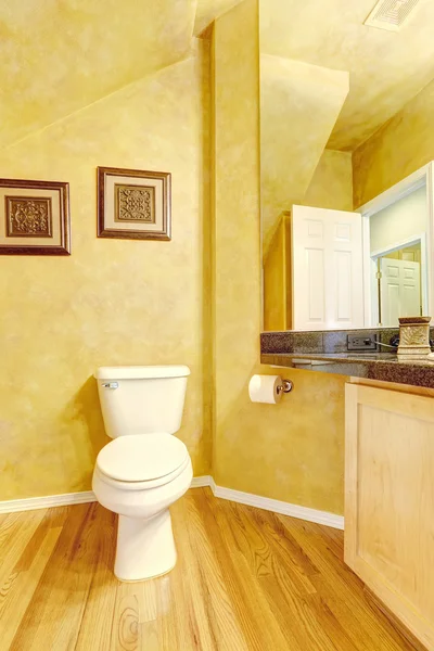 Intérieur de salle de bain gai de couleur jaune vif . — Photo