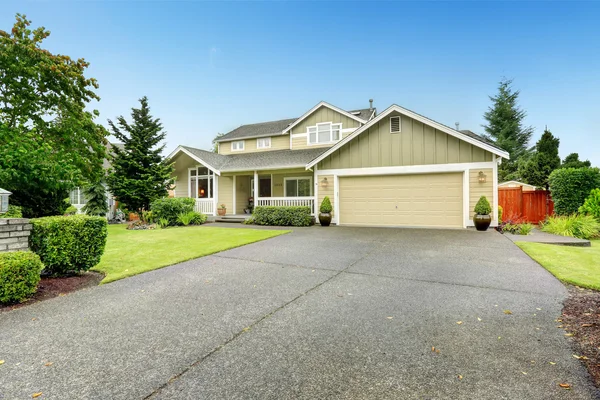 Huis buitenkant met garage en oprit — Stockfoto