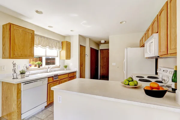 Salle de cuisine blanche dans vieille maison — Photo