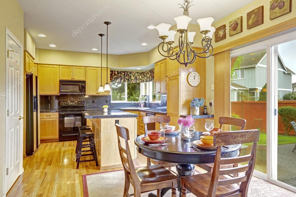 cocina con zona de comedor y salida a patio trasero — Foto de stock