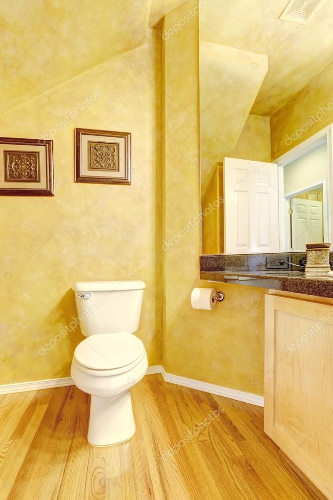 interior baño alegre en color amarillo brillante — Foto de stock