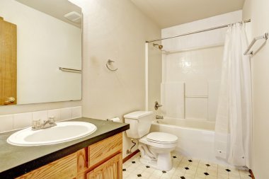 muşamba döşeme ile basit banyo iç