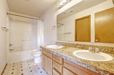 Banyo dolabında granit üst, iki lavabo ve ayna