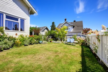 arka bahçede oturma alanı ve çiçek yatak ile