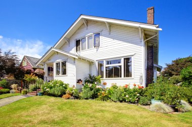 basit ev dış ön bahçede yeşil ile